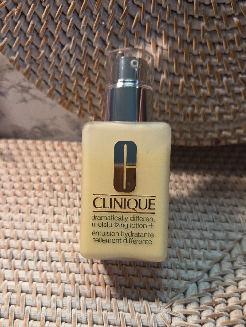 Clinique 125ml Moisturizing Lotion+ with Pump — Light Green Box - Picture 2 of 2